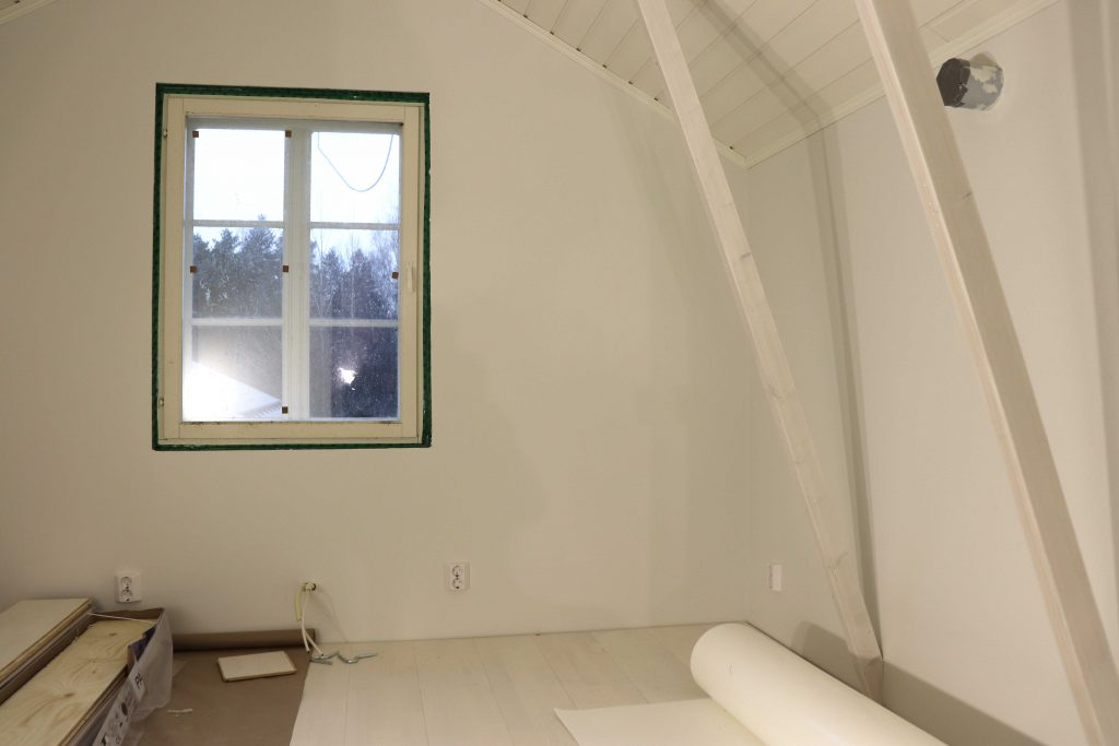 Ullakon remontissa molempiin ullakon päihin tehtiin pienet erilliset huoneet.