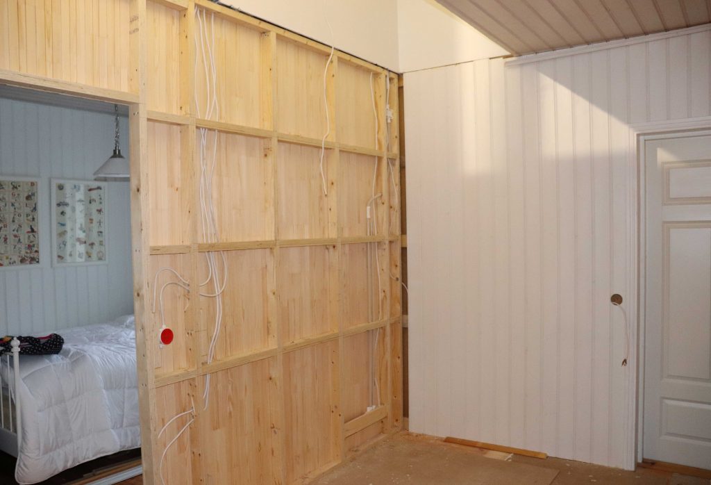 Ullakon remontti vaatii töitä myös alakerrassa. Alakerran väliseinää siirrettiin ja katto puhkaistiin portaita varten.