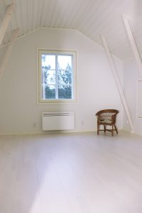 Valmiin ullakkoremontin toisen päädyn huone.
